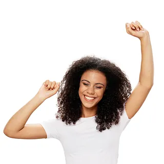 Mujer sonriendo porque está contenta al recuperar su confianza y autoestima